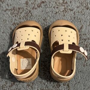 Kids Star Cutout Closed-Toe Sandals in Cream and Brown